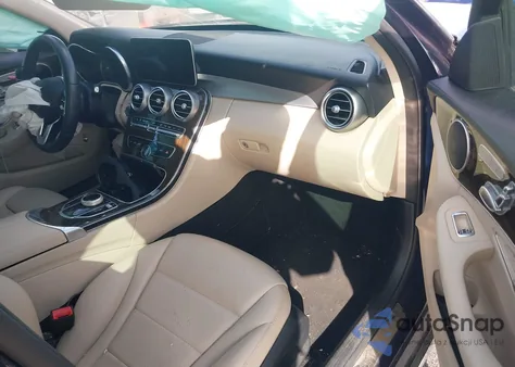 2019 Mercedes-Benz C 300 z USA, uszkodzony, nr VIN 55SWF8DB1KU302712